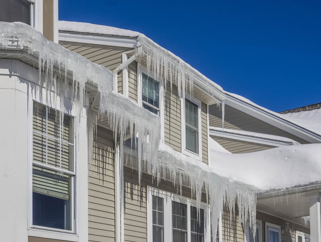 ice-dams-on-roof-gutters-new-england