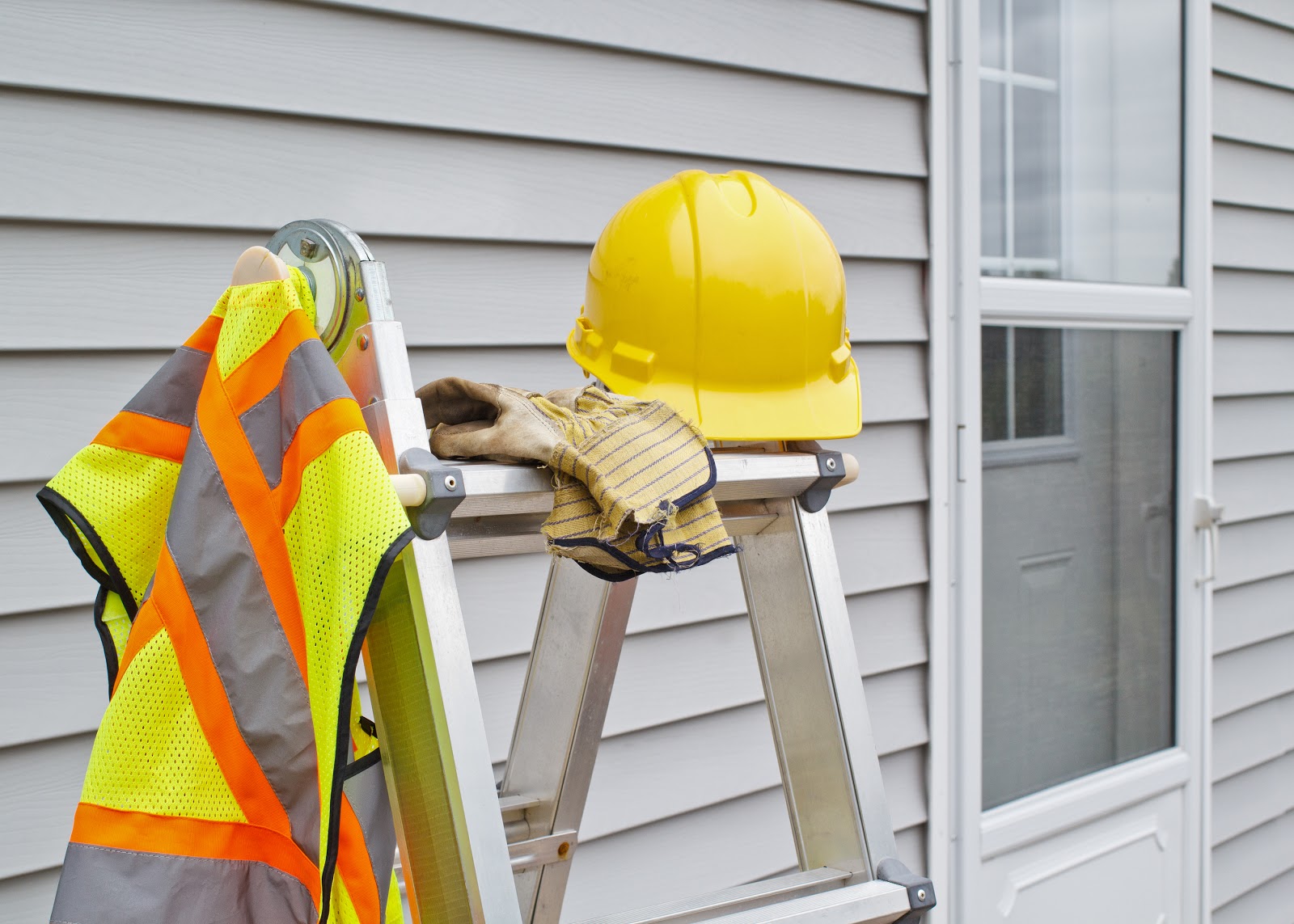 Questions to Ask Before Vinyl Siding Replacement & Installation